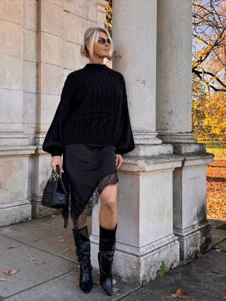 SATÉNOVÁ sukňa do gumy so svertom vyzerá TOP, pohodlné, ležérne zároveň TRENDY….. uggy alebo tenisky môžte kombinovať tiež...