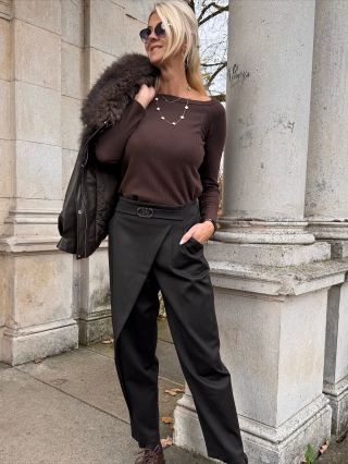 NOHAVICE 🐻Vang🐻Nadčasové extravagantné nohavice v čokoládovej farbe už na e-shope www.paradisofashion.sk🐻....