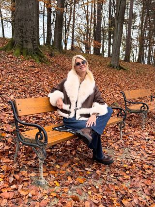 Tento luxusný kožúštek je láska na prvý pohľad ❤️Je to originálny jedinečný kusok …… ktorá ho budete pyšne nosit? Dostupný...